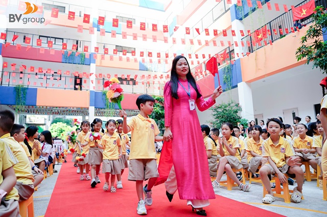 VIETSCHOOL KHAI GIẢNG NĂM HỌC MỚI: ĐẨY MẠNH NĂNG LỰC SỐ VÀ NGÔN NGỮ TOÀN CẦU CHO HỌC SINH