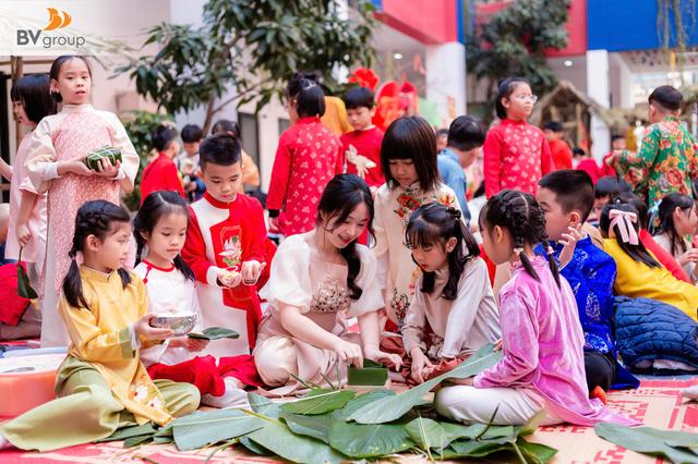 THẦY TRÒ VÀ PHỤ HUYNH VIETSCHOOL LÀM NÊN “BẢO TÀNG” TẾT VIỆT TẠI LỄ HỘI MÙA XUÂN 2025