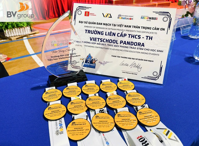 ĐẠI SỨ QUÁN ĐAN MẠCH VINH DANH VIETSCHOOL PANDORA VÌ NHỮNG ĐÓNG GÓP CHO GIÁO DỤC STEM